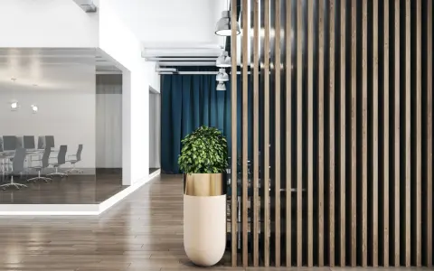 Nowoczesne biuro inspiracje: przeszklona sala konferencyjna, drewniana ściana lamelowa i designerska donica z rośliną tworzą stylową przestrzeń.
