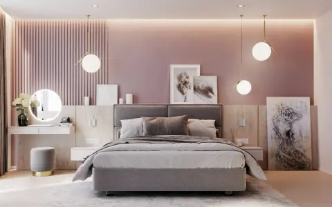 Elegante camera da letto rosa antico e grigio con letto imbottito, specchio rotondo illuminato e opere d'arte astratte.