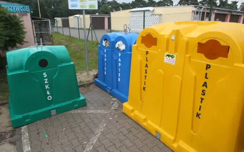 Trzy pojemniki do segregacji: zielony na szkło, niebieski na papier, żółty na plastik. Tu dowiesz się, gdzie wyrzucić opakowanie po chipsach.