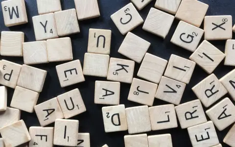 Tessere di un gioco di parole sparse, come una zeugma figura retorica che unisce parole e significati diversi.