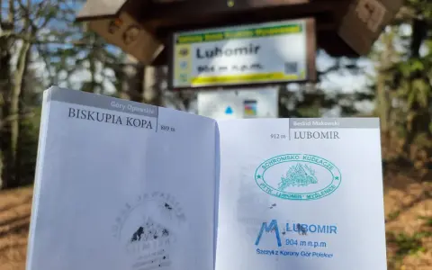 Na szczycie Lubomir, najwyższym w Beskidzie Makowskim (912 m), znajduje się tablica informacyjna i pieczątki potwierdzające zdobycie Korony Gór Polskich.