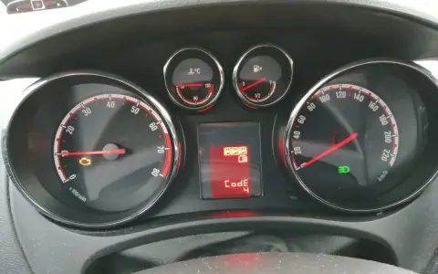 Opel Meriva, kontrolka silnika i kod 82 na wyświetlaczu. Prędkościomierz i wskaźnik paliwa.