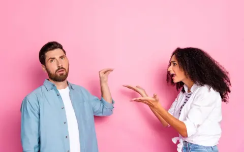 Pareja discutiendo. Ella le reclama, él no sabe qué hacer cuando tu pareja te ignora.