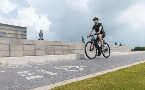 Mężczyzna na rowerze pokonuje trasę. Zastanawiasz się, ile kalorii spalisz na 18 km na rowerze?