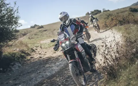 Motociclisti in azione su sterrato, un'emozionante festa bikers sotto il sole.