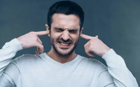 Pulsowanie w uchu bez bólu: przyczyny, diagnoza, leczenie. Co oznacza?