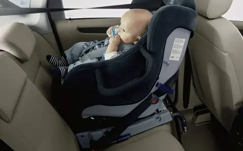 Bebé seguro en su silla de coche, listo para viajar. Aprende como llevar a un bebe en el coche correctamente.