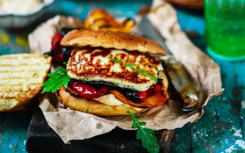 Halloumi ma konkurencję! Najlepsze zamienniki na patelnię i grill