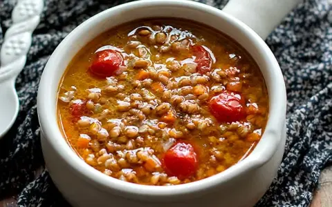Minestra di Farro: Ricetta Classica e Varianti Salutari