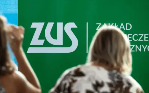 Ludzie słuchają o składce zdrowotnej 2026 przy zielonym logo ZUS.