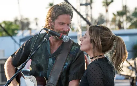 Bradley Cooper y Lady Gaga cantan juntos, interpretando las emotivas canciones de A Star Is Born.