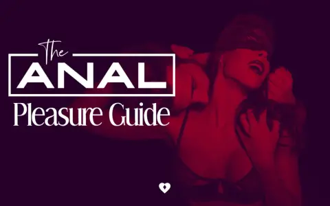 Kobieta w koronkowej opasce na oczy, zmysłowo wyginająca się. Tytuł "The ANAL Pleasure Guide" sugeruje eksplorację przyjemności, w tym masaż odbytu.