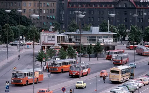 Trafikscen med bussar och bilar vid restauranger norra Bantorget.