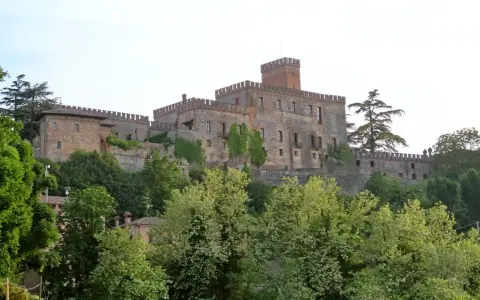 Castello medievale su una collina, un'idea per cosa vedere a Parma e dintorni in 3 giorni.