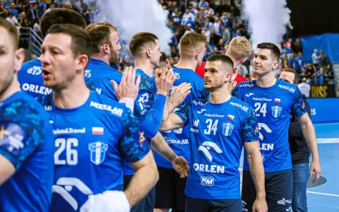 Piłkarze ręczni Wisły Płock w niebieskich strojach z numerami 26, 34 i 24, gotowi do meczu z Nantes.