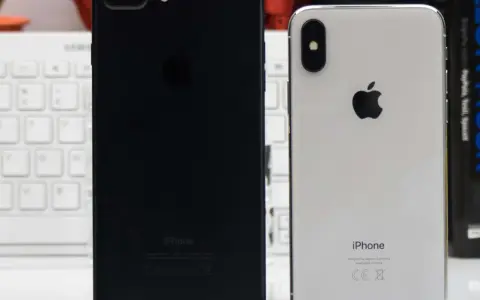 Dwa telefony iPhone: czarny i srebrny iPhone X.