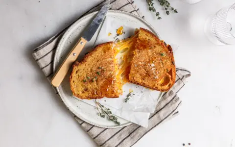 Perfektes gegrilltes Käsesandwich-Rezept: goldbraunes Brot, geschmolzener Käse, frischer Thymian und grobes Salz.