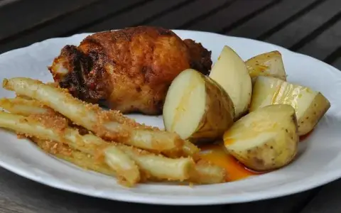 Ile piec kurczaka w piekarniku? Sekrety soczystego mięsa i chrupiącej skórki