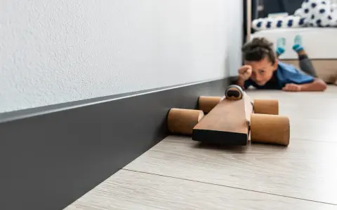 Jak kłaść listwy przypodłogowe? Zrób to sam i oszczędź!