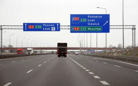 Droga szybkiego ruchu z tablicami kierunkowymi do Poznania, Łodzi, Katowic, Gdańska i Wrocławia.