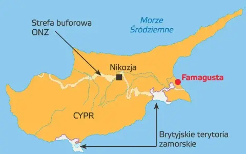 Mapa Cypru z zaznaczoną strefą buforową ONZ, Nikozją i Famagustą. Pokazuje podział wyspy na część grecką i turecką.