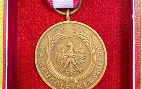 Medal za Długoletnią Służbę: Jak nosić go poprawnie i z honorem?