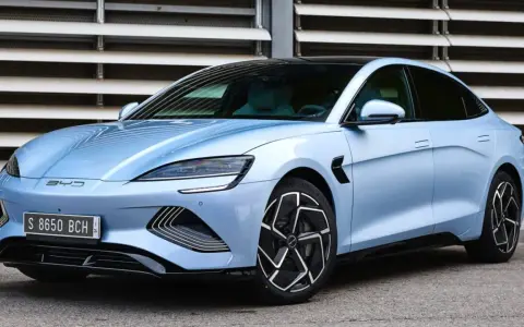 Voiture électrique bleue BYD, prête pour l'aventure avec une grande autonomie. Design futuriste et jantes sportives.