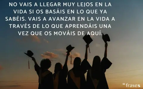 Siluetas de graduados celebrando al atardecer. Frases fin de curso infantil inspiradoras sobre el aprendizaje continuo.