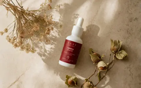 Olio viso YABE Rebirth con bakuchiol, un ingrediente naturale che serve a rigenerare, contrastare il tempo e illuminare la pelle.