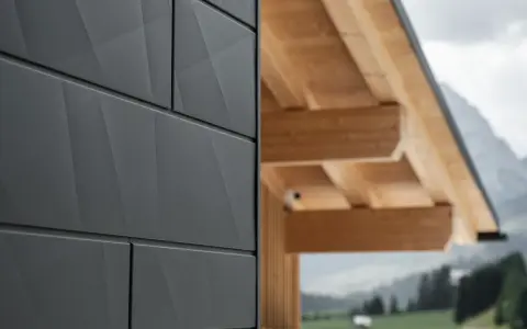 Moderne Prefa Fassade in Anthrazit mit geometrischem Muster. Die Kosten für eine solche Fassade sind eine gute Investition in die Langlebigkeit.