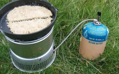 Två plättar steks i en stekpanna på en campingkök. Ett perfekt friluftsmat recept för äventyret.