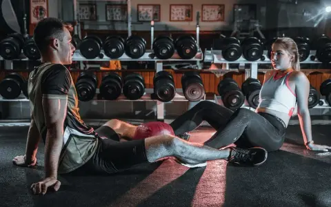 Rozciąganie przed czy po cardio? Złoty standard dla każdego treningu