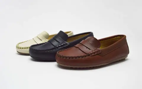 Tres mocasines de niño en colores crema, azul marino y marrón. Ideales para combinar con cualquier atuendo.