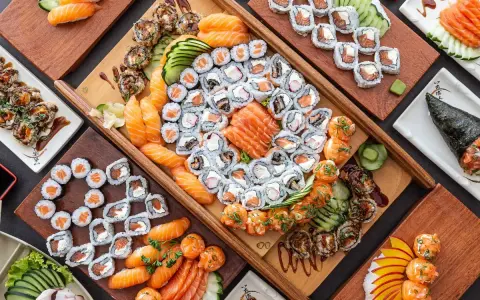 Bogactwo japońskiego jedzenia: sushi, nigiri, rolki z łososiem i awokado, a także temaki.