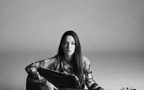 Melissa Horn med gitarr, en bild som hintar om kommande evenemang med Melissa Horn.