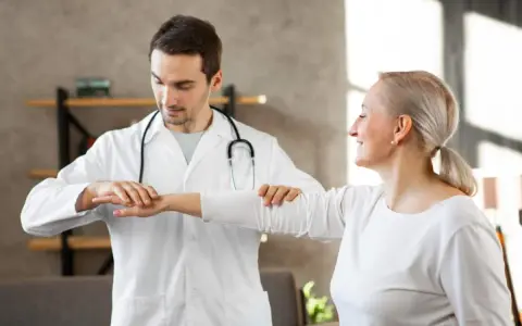Ortopeda czy fizjoterapeuta? Kiedy do kogo? Szybki powrót do zdrowia
