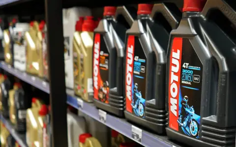 Huiles moteur Motul 4T 3000 20W50 Mineral, parfaites pour votre Honda 4 temps.