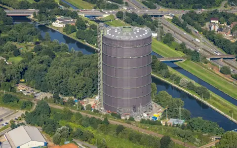 Gasometer Oberhausen aus der Vogelperspektive mit Kanal, Autobahn und Grünflächen.