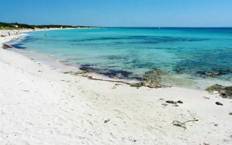Spiaggia bianca e mare cristallino, un assaggio de le 10 spiagge più belle del Salento.