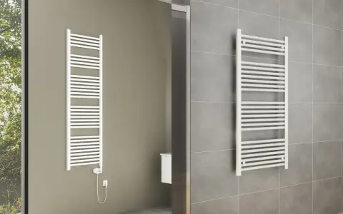 Radiatore bianco a scaletta, ideale per asciugare asciugamani. Ricorda: non coprire i termosifoni per un'efficienza ottimale.
