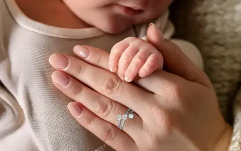 Un anello nascita primo figlio, un gioiello prezioso che celebra la tradizione e l'amore per un nuovo arrivo.