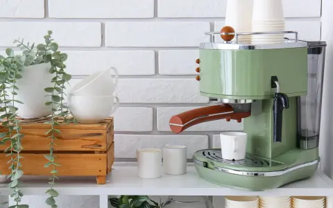 Máquina de café verde estilo retro, tazas apiladas y planta colgante. Un rincón del café listo para disfrutar.