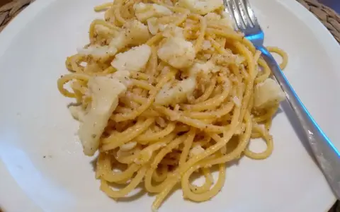 Spaghetti avec chou-fleur, une recette italienne simple et savoureuse. Les pâtes sont mélangées à des morceaux de chou-fleur tendres et assaisonnées.