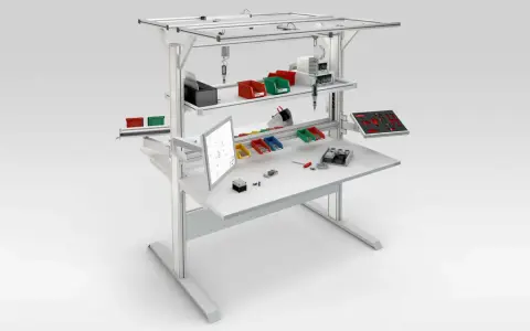 Poste de travail industriel optimisé pour la norme ergonomie, avec écran, bacs de rangement et outils organisés pour une efficacité maximale.