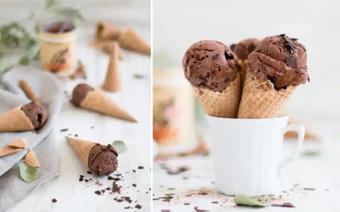 Schokokuss Eis in Waffelhörnchen, garniert mit Schokostückchen. Ein Genuss für alle Sinne!