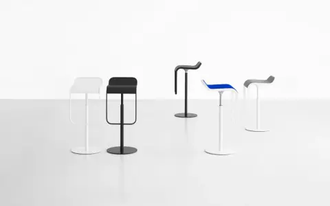 Cinque sgabelli LEM di design, bianchi, neri, blu e grigi, su sfondo bianco.
