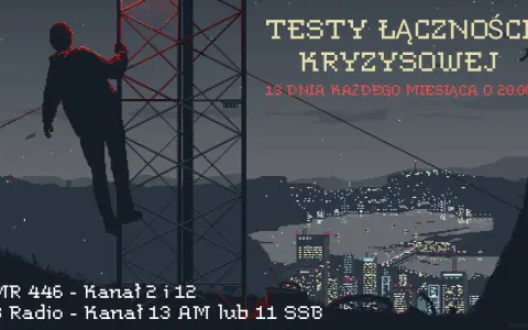 Sylwetka człowieka na wieży transmisyjnej podczas test łączności kryzysowej. Miasto nocą w tle.