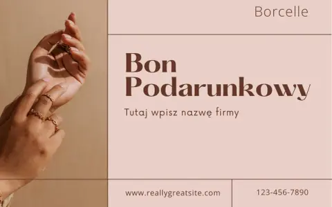 Elegancki tekst na voucher urodzinowy z dłońmi ozdobionymi złotą biżuterią. Idealny na prezent.