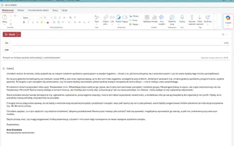 Jak napisać maila do wolontariuszy o zmianie komunikacji. Ania Kowalska proponuje Slacka jako narzędzie do czatu zespołowego.
