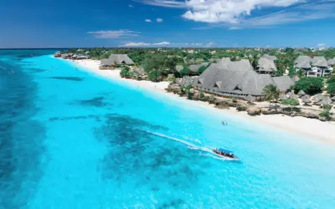 Rajska plaża na Zanzibarze, turkusowa woda i słońce. Idealna pogoda w grudniu na wakacje.
